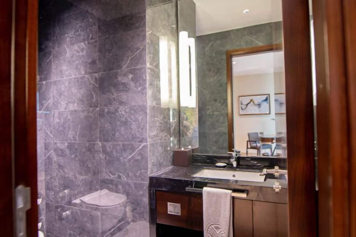 Bathroom | Separate bathtub and shower, rainfall showerhead