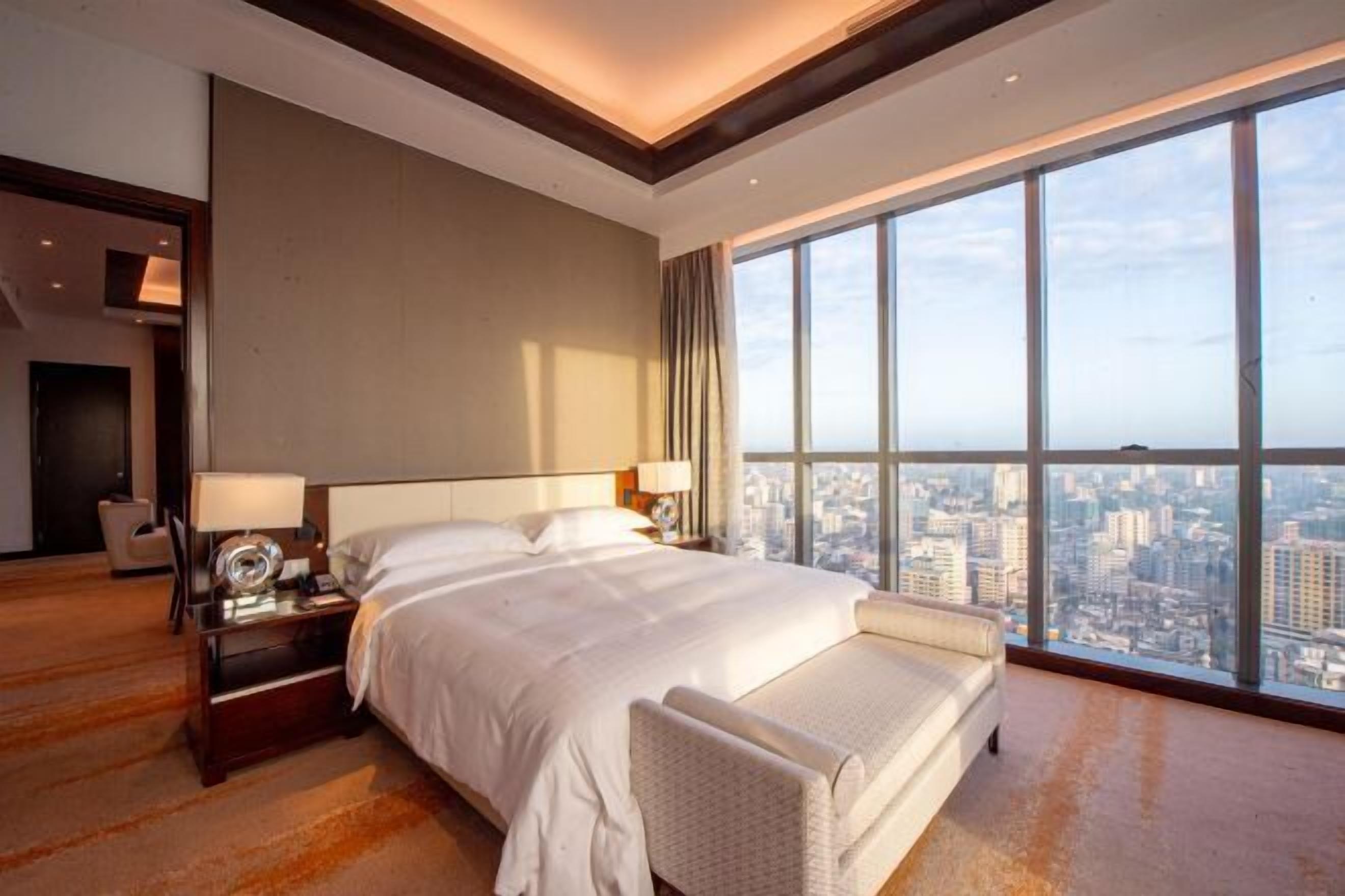 防敏寢具、房內夾萬、書桌、手提電腦工作空間