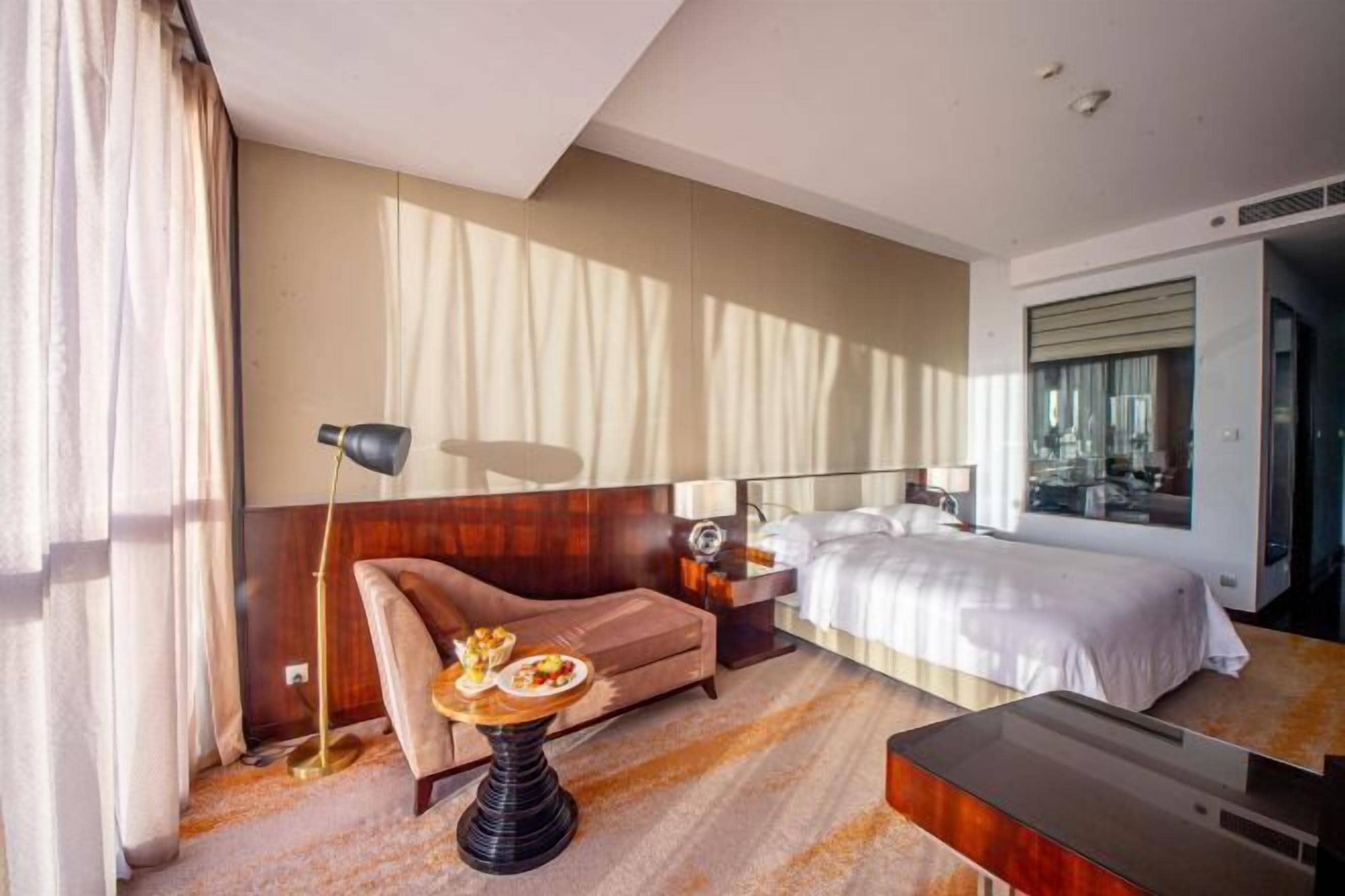 防敏寢具、房內夾萬、書桌、手提電腦工作空間