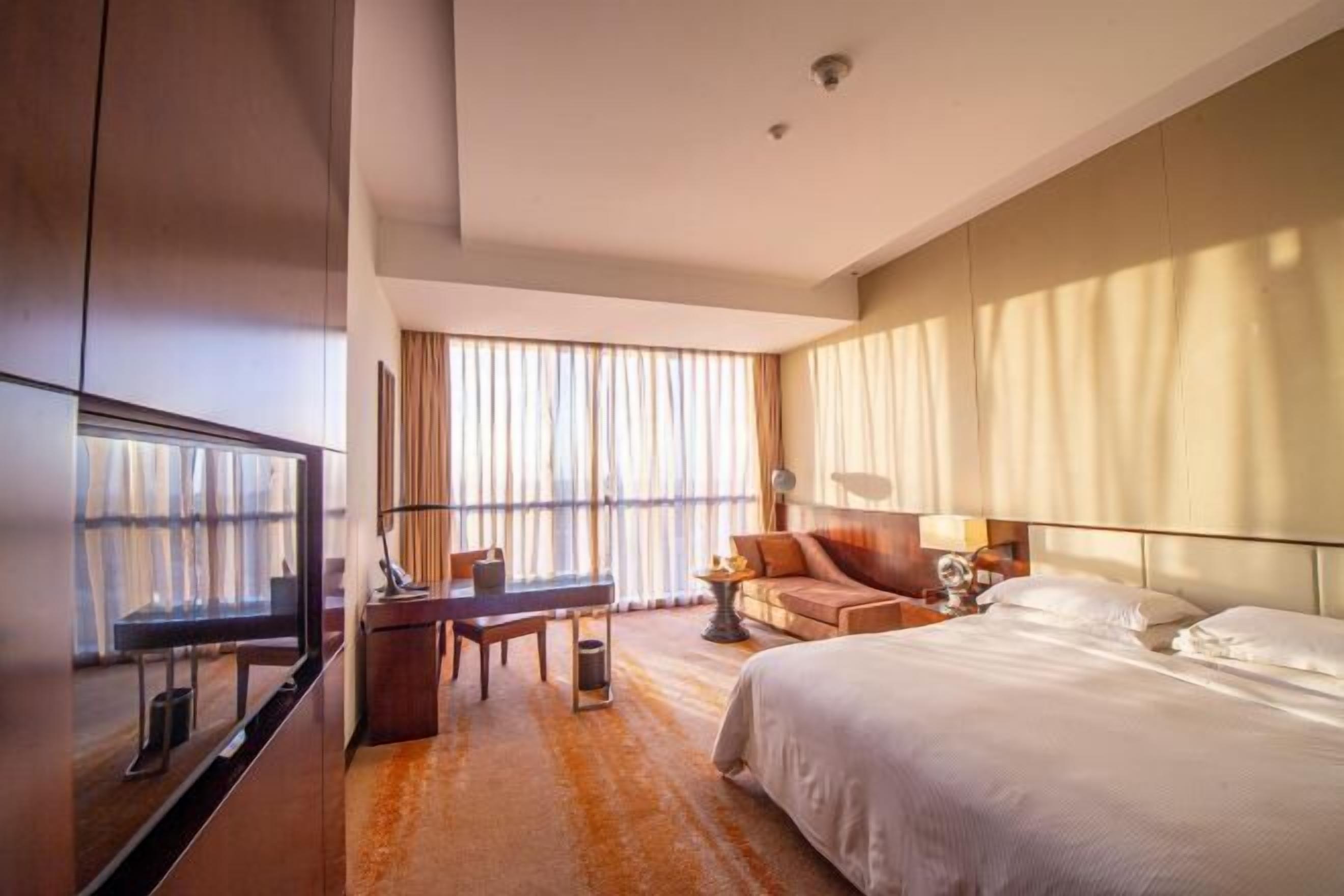 防敏寢具、房內夾萬、書桌、手提電腦工作空間