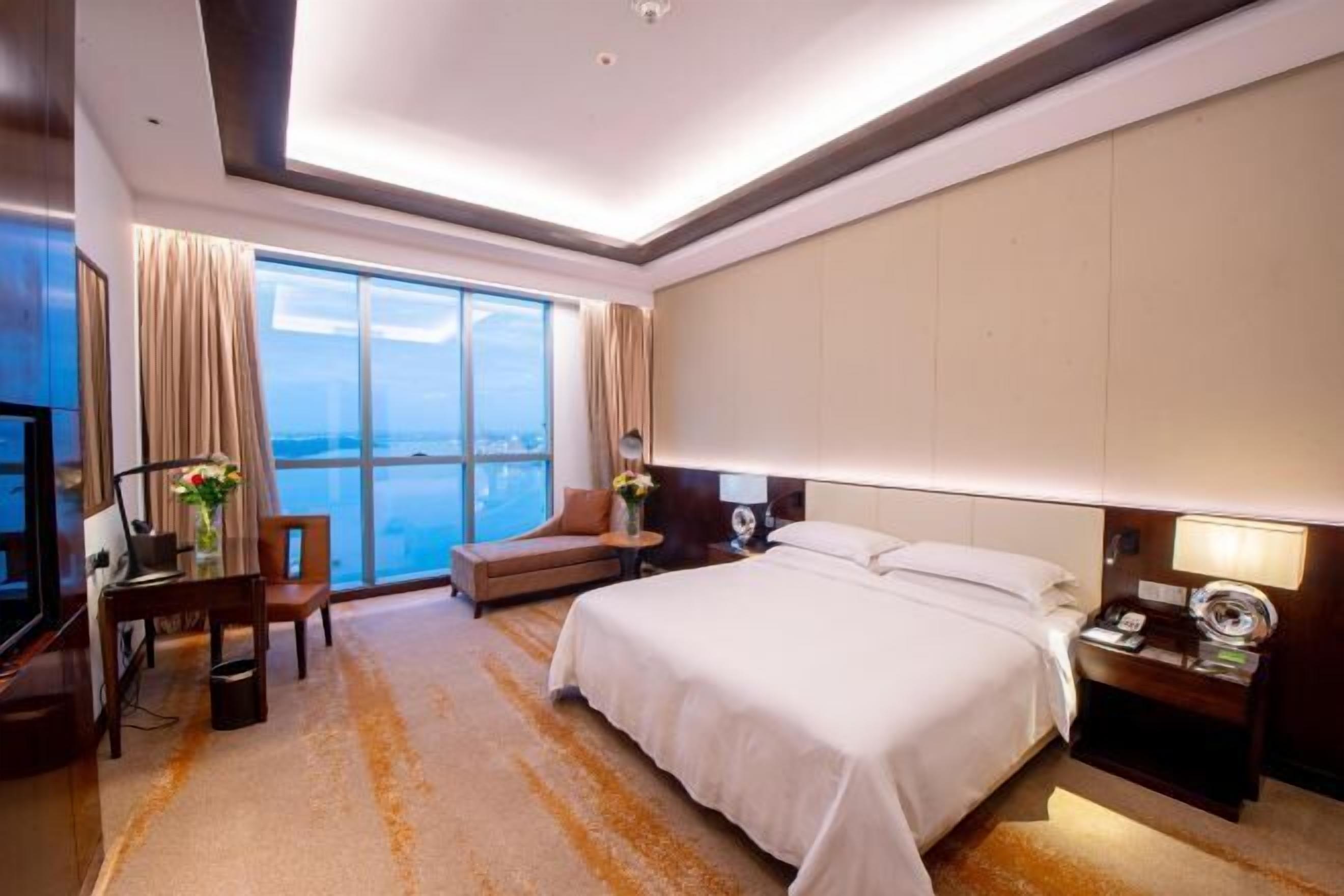 防敏寢具、房內夾萬、書桌、手提電腦工作空間