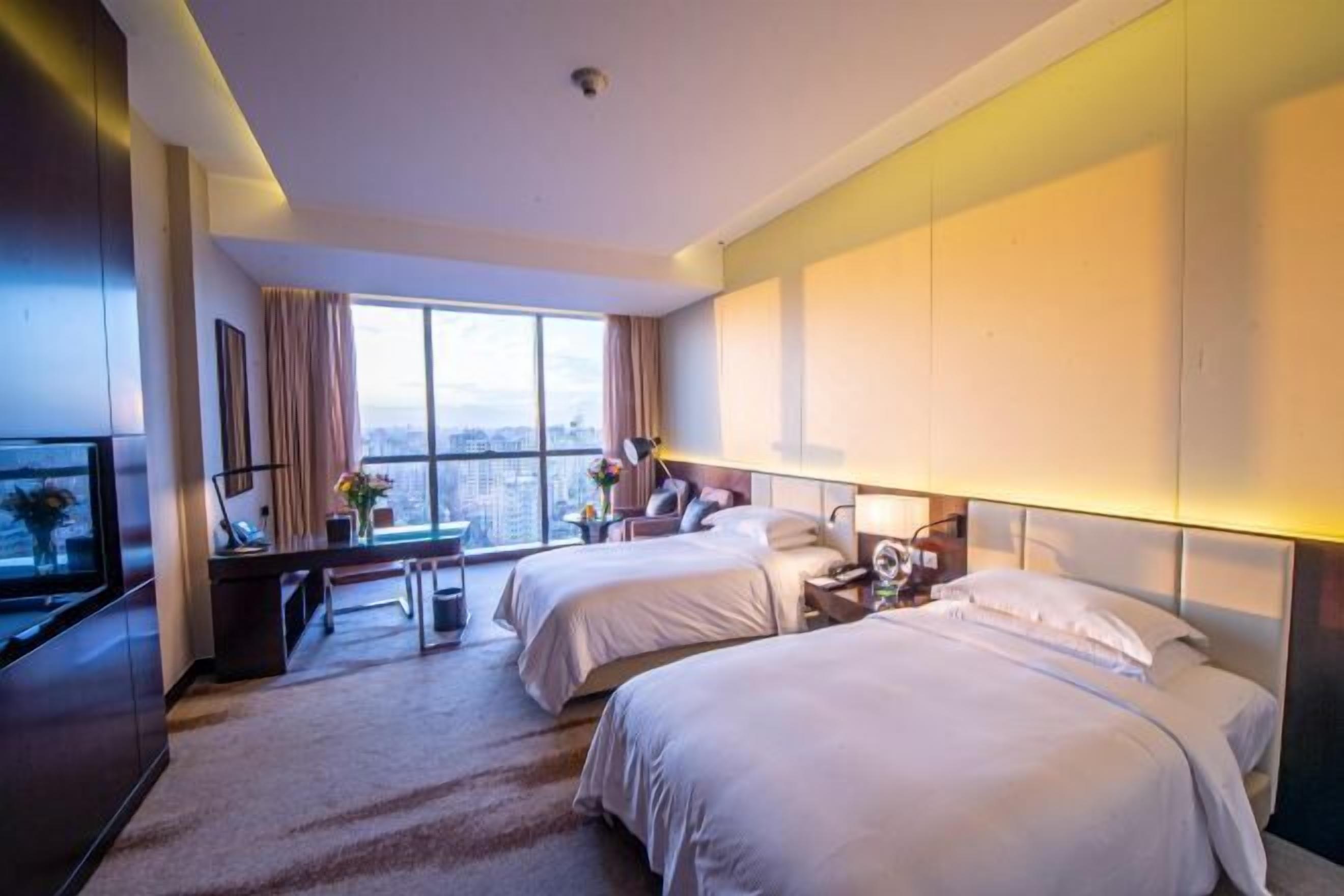 防敏寢具、房內夾萬、書桌、手提電腦工作空間