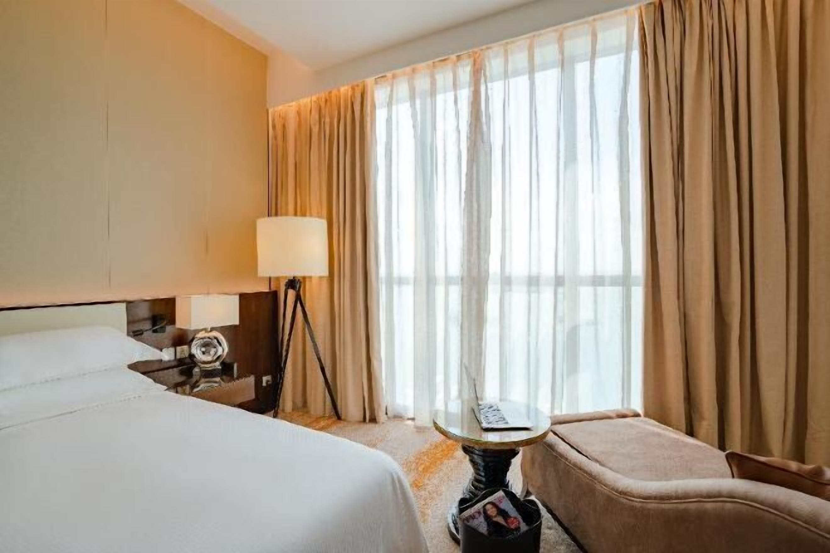 Bộ đồ giường kháng dị ứng, két bảo mật tại phòng, bàn 