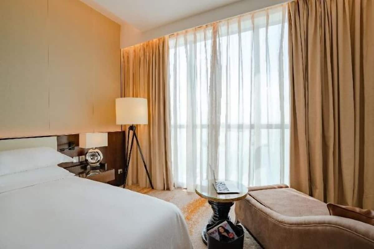 Hypo-allergenic bedding, in-room safe, desk, laptop workspace