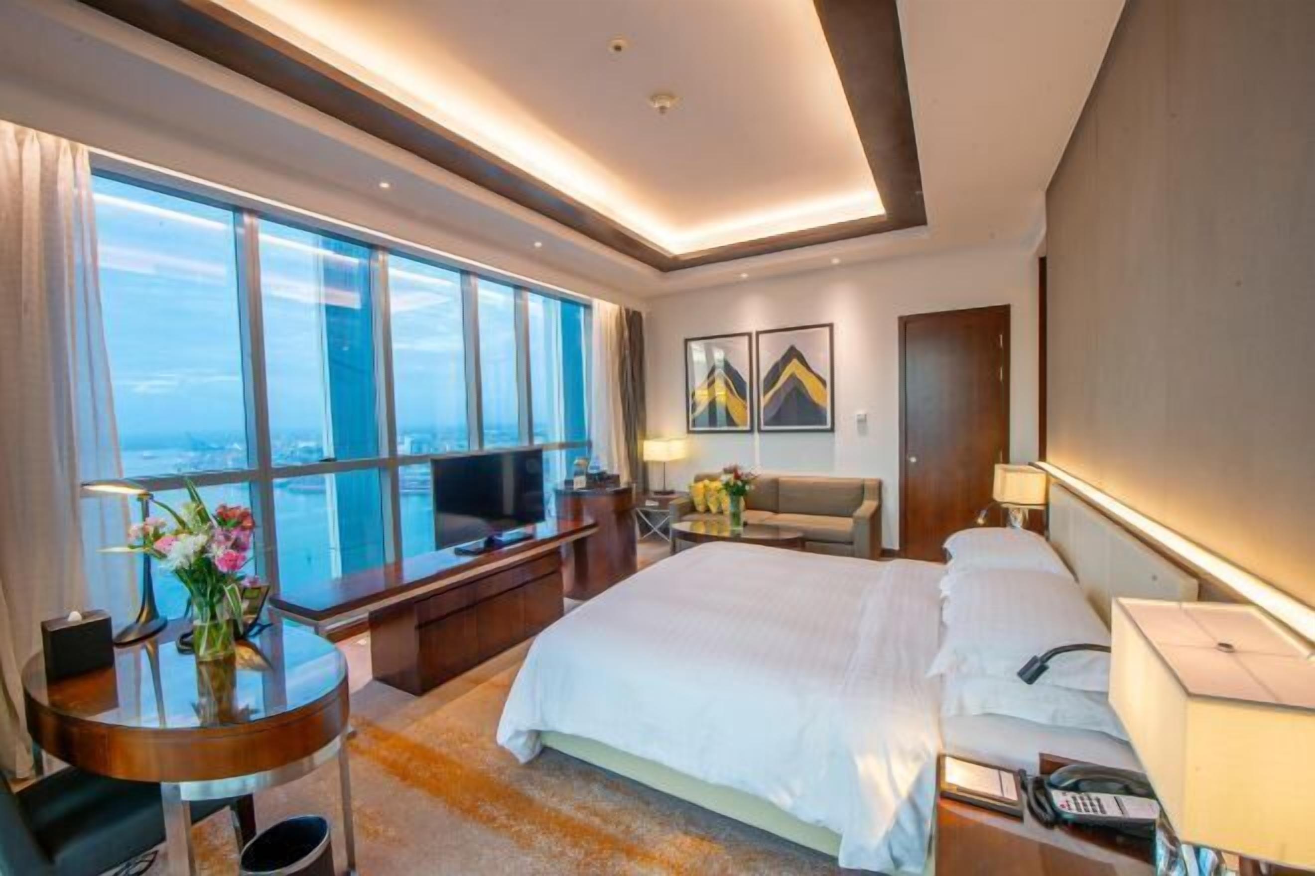 防敏寢具、房內夾萬、書桌、手提電腦 工作空間