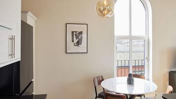 Luxury-Apartment | Wohnbereich | Flachbildfernseher