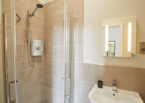 2 Bedroom Apartment | Bathroom | Hair dryer, towels