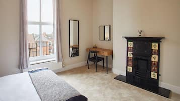 Departamento de lujo | 2 habitaciones, ropa de cama de alta calidad y escritorio