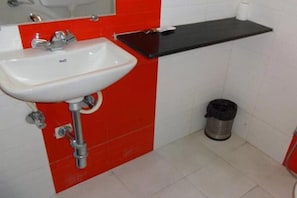 Shower, free toiletries, towels
