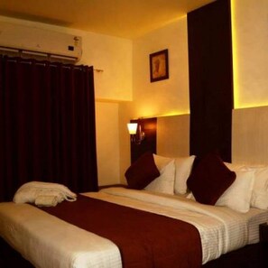 Family Studio Suite | In-room safe, iron/ironing board, rollaway beds, free WiFi