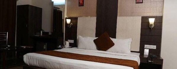 Deluxe Double Room | In-room safe, iron/ironing board, rollaway beds, free WiFi