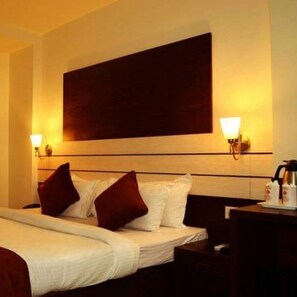 Executive Double Room | In-room safe, iron/ironing board, rollaway beds, free WiFi