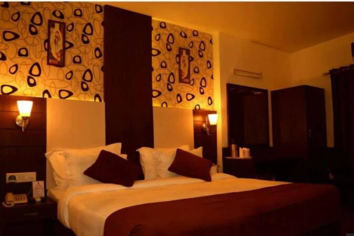 Family Studio Suite | In-room safe, iron/ironing board, rollaway beds, free WiFi