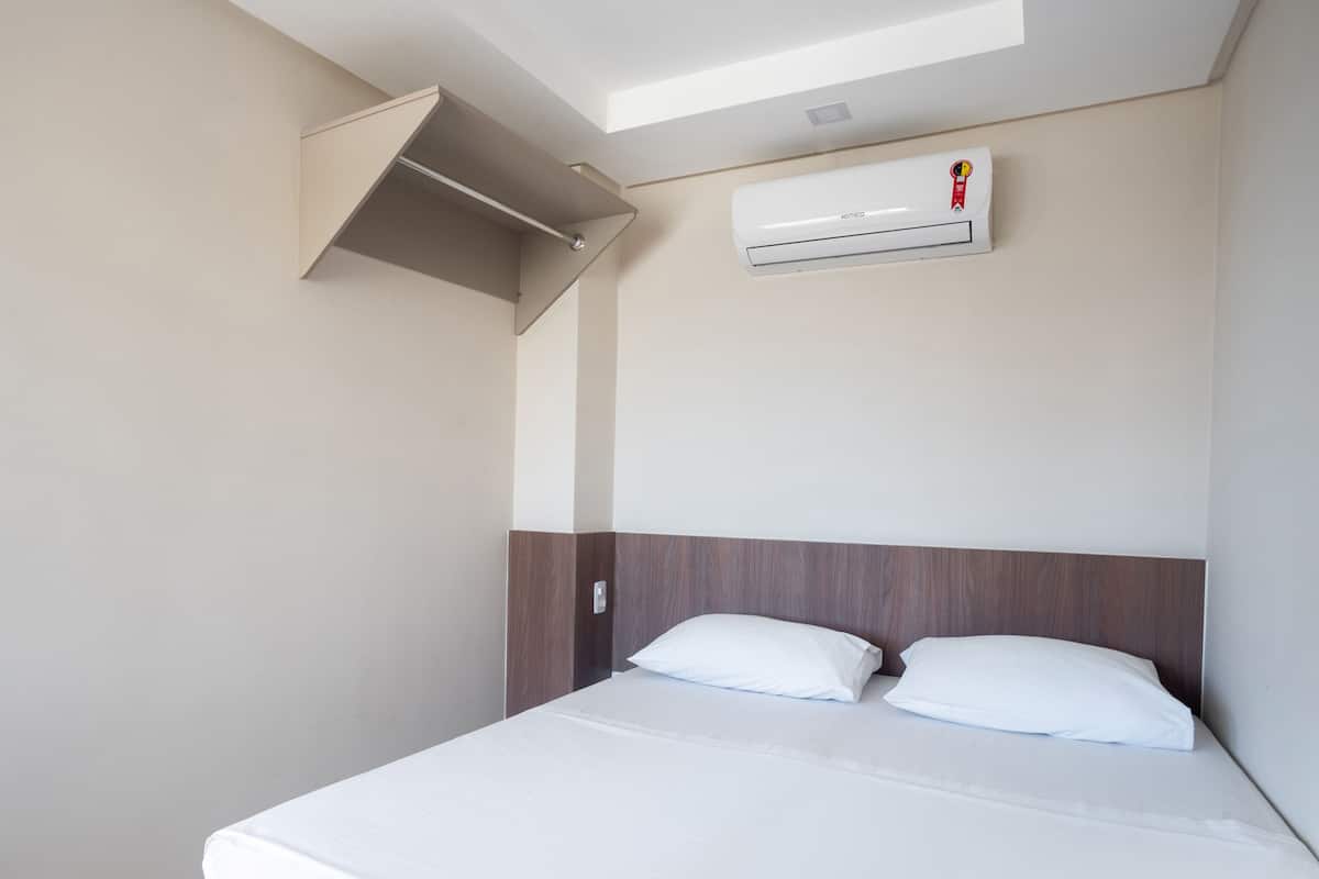 Meja kerja, tirai kedap cahaya, Wi-Fi gratis, dan seprai linen