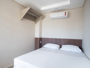 Desk, blackout drapes, free WiFi, bed sheets - OYO Hotel Barra Do Riacho, Aracruz (Aracruz)