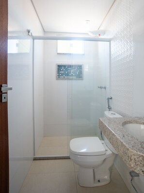 Twin Room | Bathroom | Shower, towels, soap - OYO Hotel Barra Do Riacho, Aracruz (Aracruz)