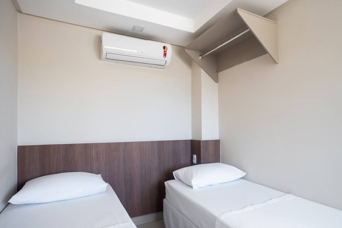 Twin Room | Desk, blackout curtains, free WiFi, bed sheets