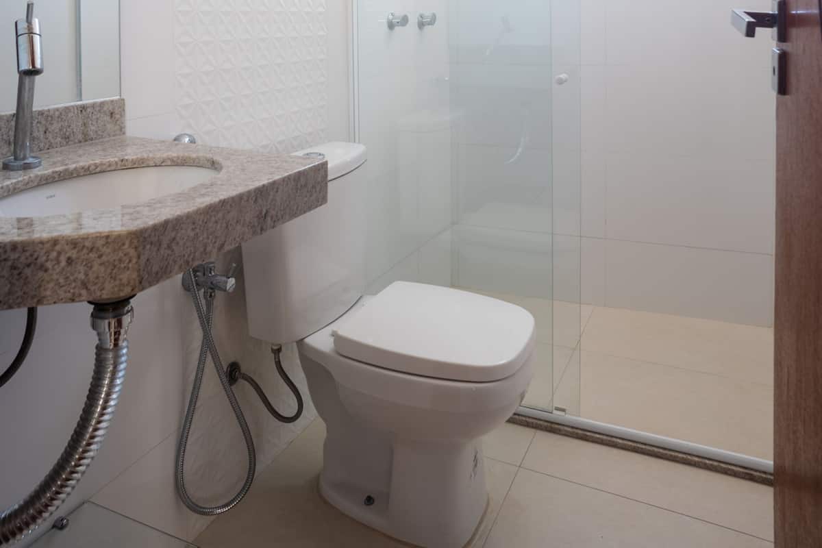 Kamar Double | Kamar mandi | Shower, handuk, dan sabun