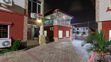 Fachada de la propiedad por la tarde o noche