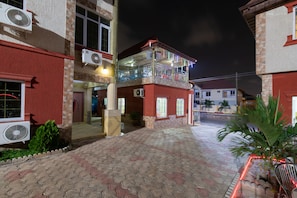 Fachada da propriedade à noite