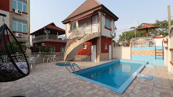 Una piscina al aire libre