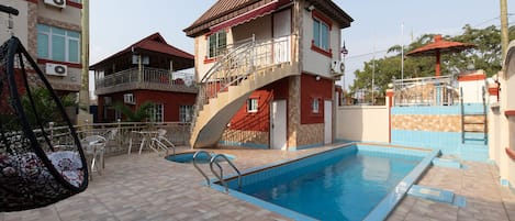 Una piscina al aire libre