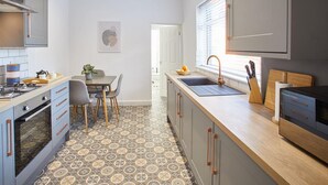 Appartement Luxe | Cuisine privée | Réfrigérateur, micro-ondes, plaque de cuisson, lave-vaisselle