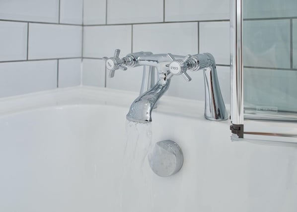 Two-Bedroom Apartment | Deep soaking bathtub