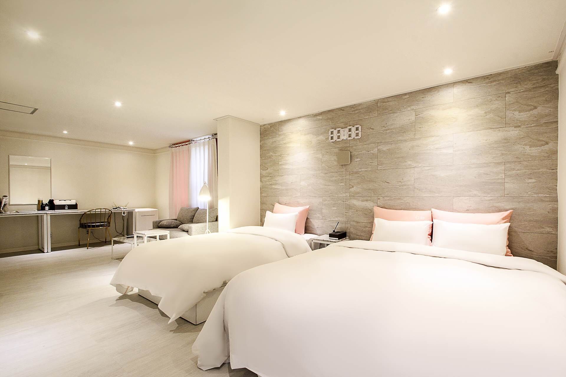 Minibar con artículos gratuitos, escritorio y cortinas blackout 