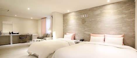 Chambre Familiale avec lits jumeaux | Articles gratuits dans le mini-bar, bureau, rideaux occultants