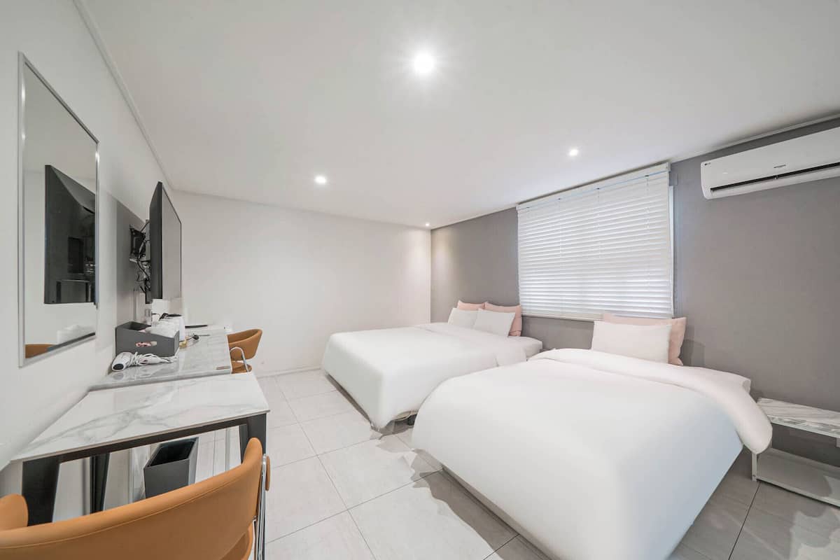 Deluxe Twin Room | Minibar (free items), desk, blackout drapes, WiFi (free)