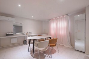 Chambre Familiale avec lits jumeaux | Articles gratuits dans le mini-bar, bureau, rideaux occultants