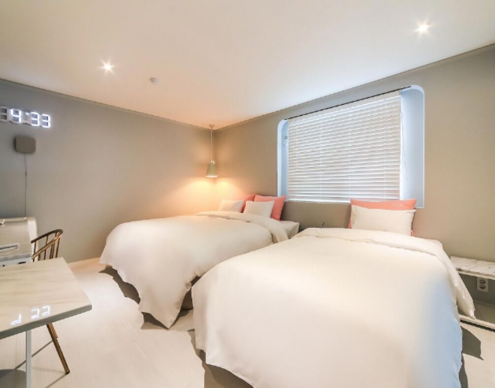 Kahden hengen standard-huone (kaksi sänkyä) | Ilmaiset minibaarituotteet, työpöytä, pimennysverhot, ilmainen Wi-Fi