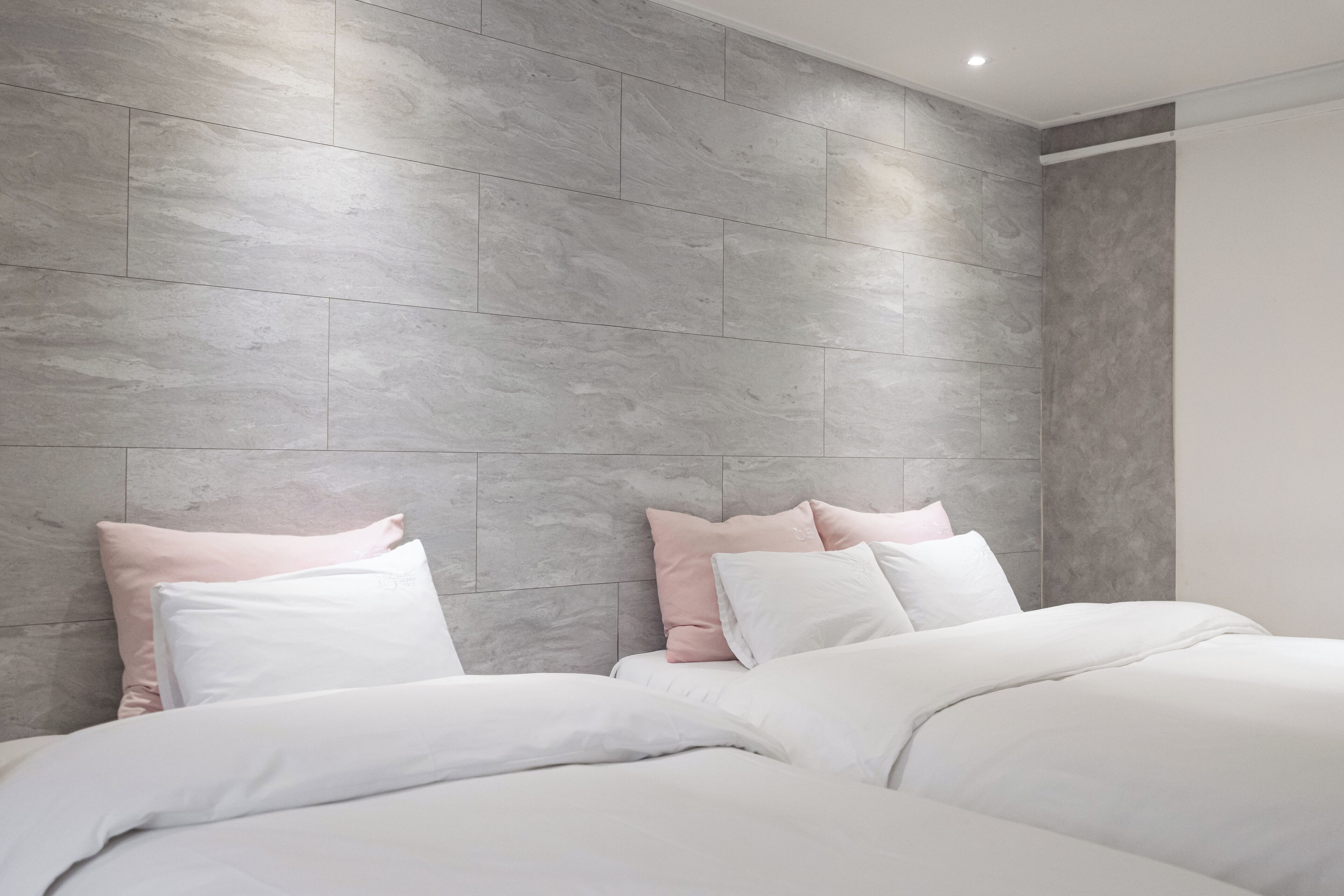 家庭三人房 | 迷你吧（备有免费物品）、办公桌、遮光窗帘、免费 WiFi