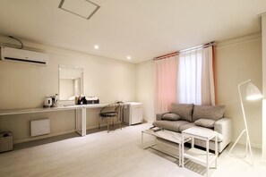 Chambre Familiale avec lits jumeaux | Articles gratuits dans le mini-bar, bureau, rideaux occultants