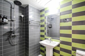 Standard Double Room | Bathroom | Shower, free toiletries, hair dryer, bathrobes - Hotel Momo Juice (Busan)