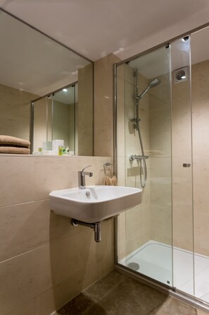 Luxury Apartment | Bathroom | Combined shower/tub, free toiletries, hair dryer, towels - The Booty (Salcombe)