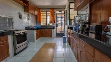 Departamento superior, 3 habitaciones, planta baja | Cocina privada | Refrigerador, microondas, horno y parrilla de estufa