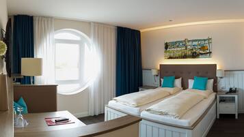 Allergikerbettwaren, Schreibtisch, Verdunkelungsvorhänge