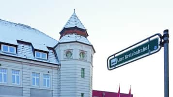 Ein Gebäude mit einem Turm und einem Schild, das "Alterkreisbahnhof" zeigt.