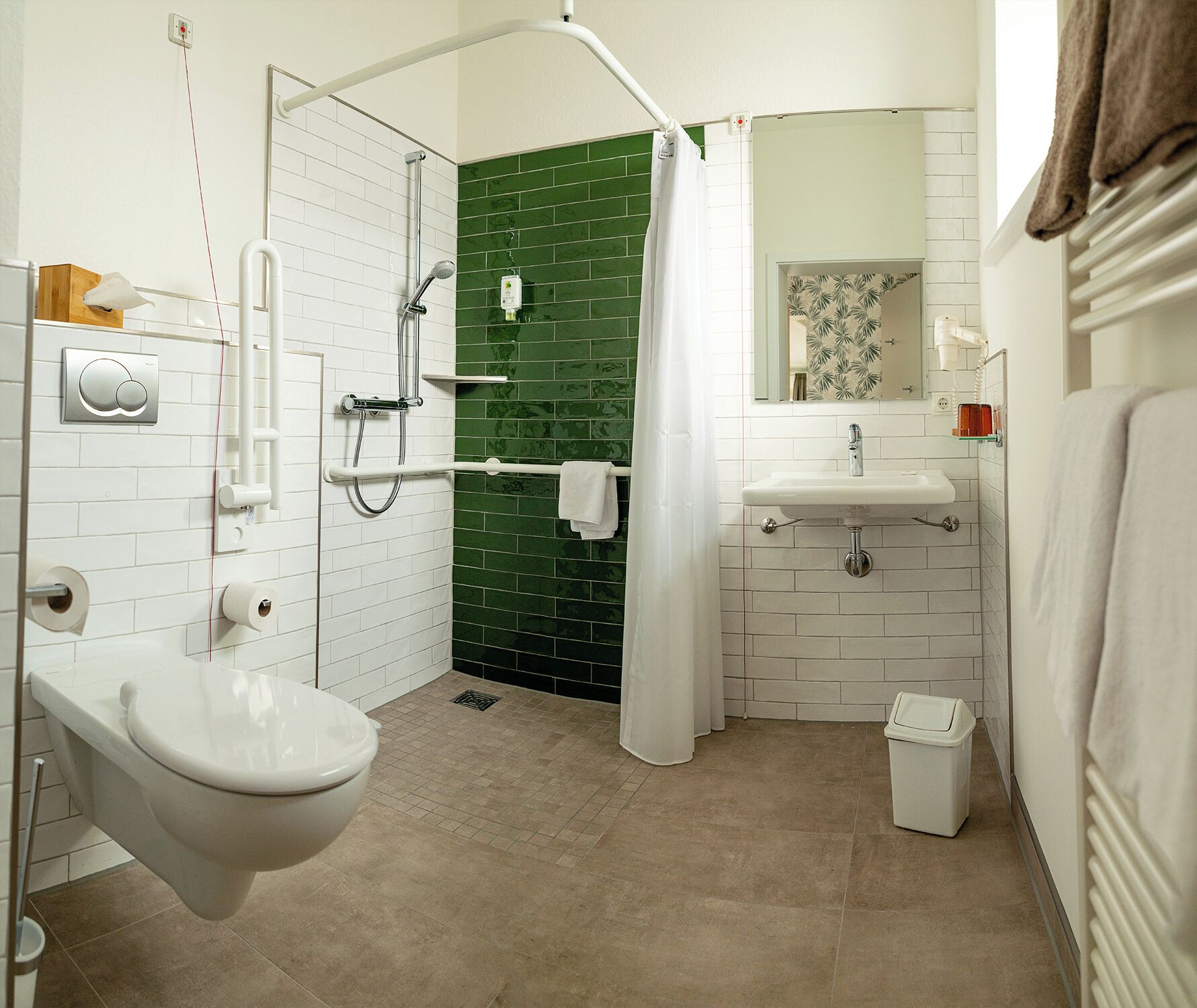 Une salle de bain comprenant des toilettes, un bidet, une douche et un lavabo.