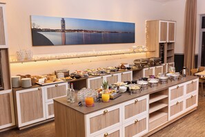 Café da manhã com buffet grátis todos os dias