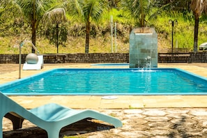 Piscina externa, espreguiçadeiras