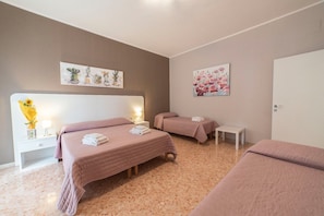 Neljän hengen huone, 1 makuuhuone, oma kylpyhuone (Ortigia) | Minibaari, työpöytä, vauvansängyt, ilmainen Wi-Fi