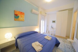 ห้องดับเบิลหรือทวิน, 1 ห้องนอน, ห้องน้ำส่วนตัว (Neapolis) | มินิบาร์, โต๊ะทำงาน, เปล/เตียงเด็กอ่อน, Wi-Fi ฟรี