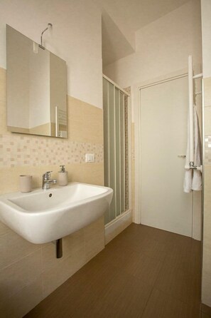 Habitación con 1 cama doble o 2 individuales, 1 habitación, baño privado (Neapolis) | Baño | Ducha, artículos de higiene personal gratuitos y secador de pelo