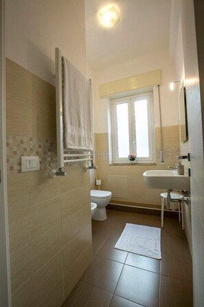 Chambre Quadruple, 1 chambre, salle de bains privée (Ortigia) | Salle de bain | Douche, articles de toilette gratuits, sèche-cheveux, peignoirs
