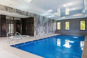 Alberca techada, acceso de 08:00 a 20:00, y camastros