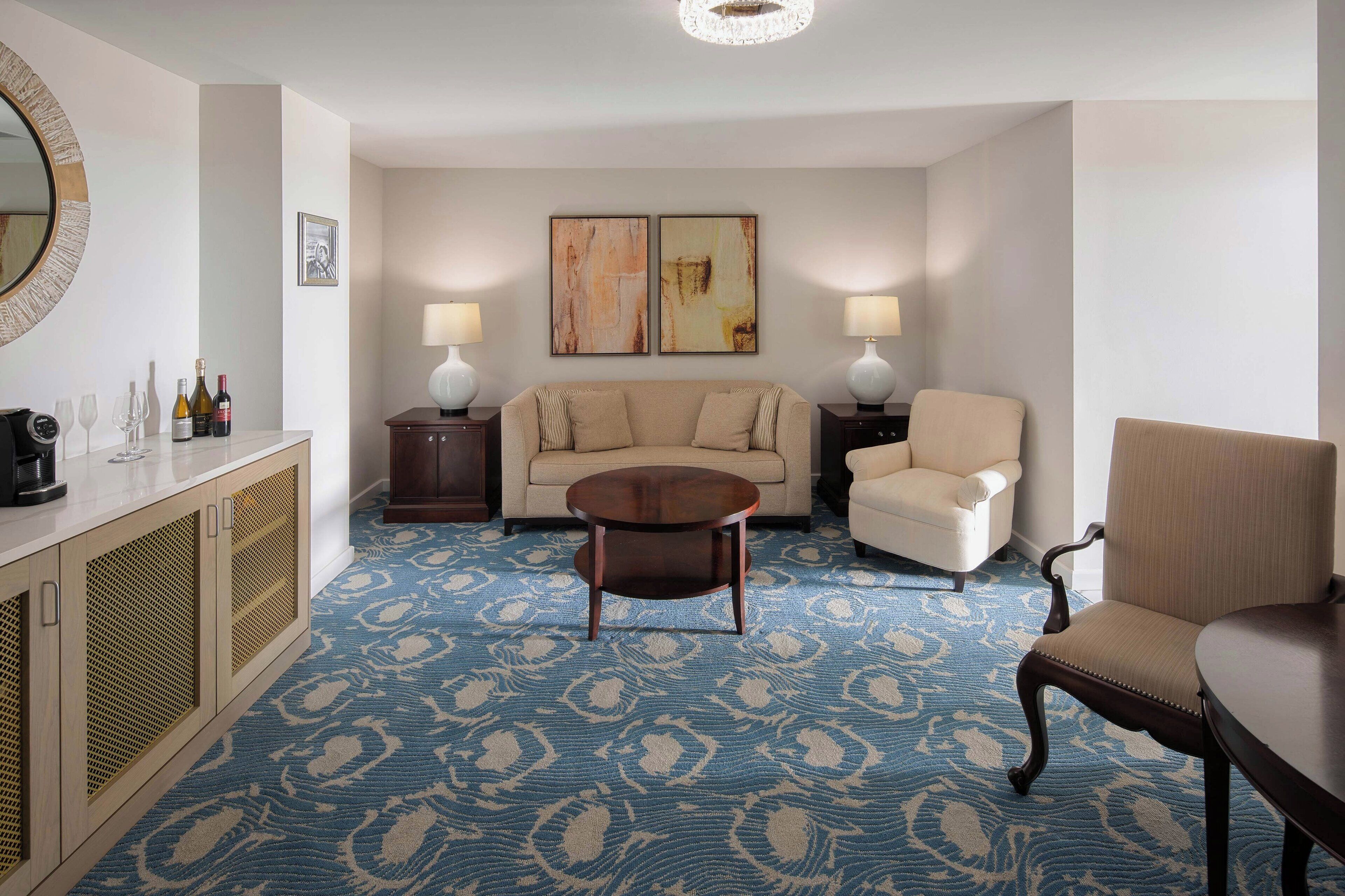 deluxe suite, 1 bedroom | living room | flat-screen tv