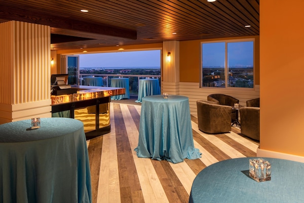 2 bares o lounges